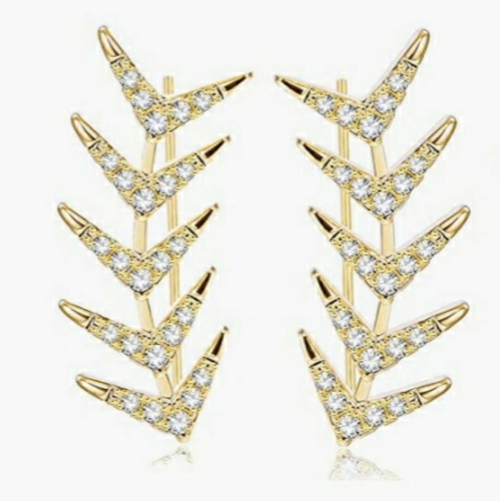 Gold tone hypoallergenic arrow ear crawler